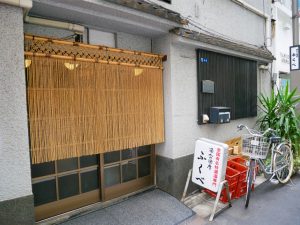 昭和の面影が残る店の外観。東京駅、日本橋駅ともに徒歩3分圏内。縄のれんが目印