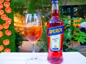 今年で誕生から100周年を迎える「アペロール」は、現在イタリアでNo.1のリキュールブランド。アルコール度数は11％。柑橘とスパイス由来の爽やかな香りと甘みを持ち、軽やかな美味しさが特徴