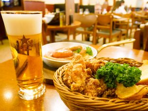 今年で創業80年！ 新宿のビアホール『ライオン』で伝統の“一度注ぎビール”とは何か実際に飲んでみた