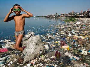 海に流れ込むプラスチックごみの量は、推定で年間800万トン以上