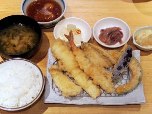 天ぷら、ごはん、味噌汁がついて990円という価格設定で店が成り立つのか心配になるレベル
