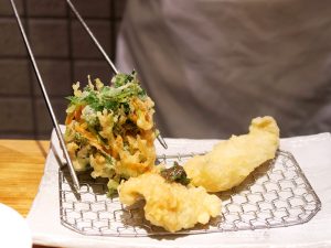 絶妙なタイミングで2～3品ずつ目の前の皿に天ぷらを置いてくれる。食べている人のペースに合わせて提供するのをこの価格のお店でやっていることに脱帽