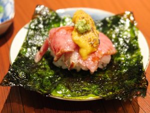 サーロインとウニの寿司は口いっぱいに贅沢な味わいが広がる