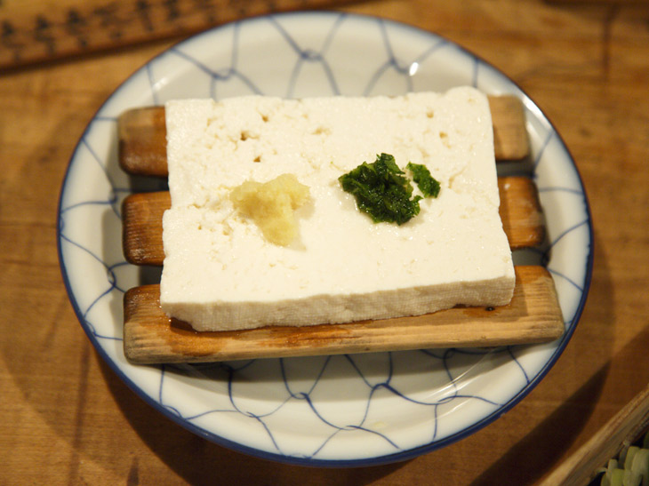 「冷奴」560円は上野桜木にある「藤屋豆腐店」のもの。井戸水を使って作られる澄んだ味わいは、その温度以上にひんやりと感じます