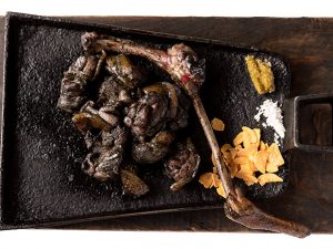 「〈霧島味鶏〉地鶏の炭火焼」1900円。刺身で食べられる地鶏を炭火で一気に焼き上げている