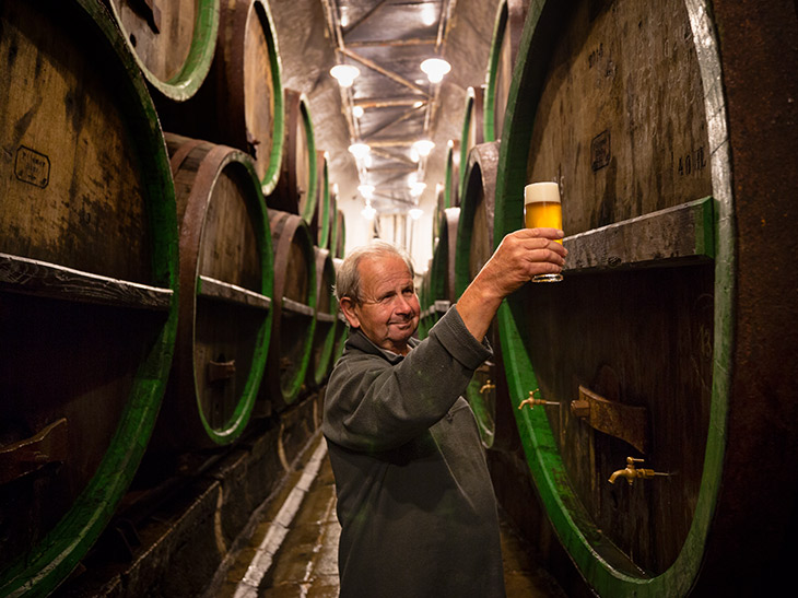 醸造所内は見学可能で、地下の貯蔵庫では樽から無濾過のビールを注いで試飲することもできる