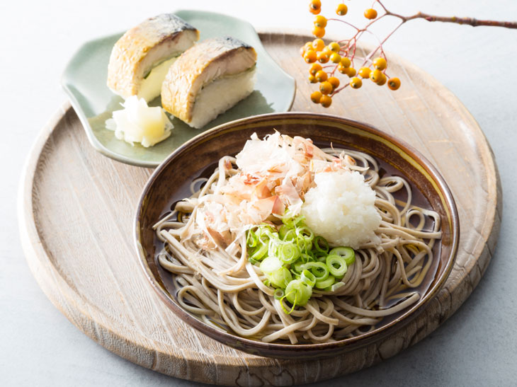 大根おろしで食べる越前そば。作りたて茹でたてを味わえます。福井『福そば』の「越前おろしそば・焼き鯖寿司2貫セット」1001円