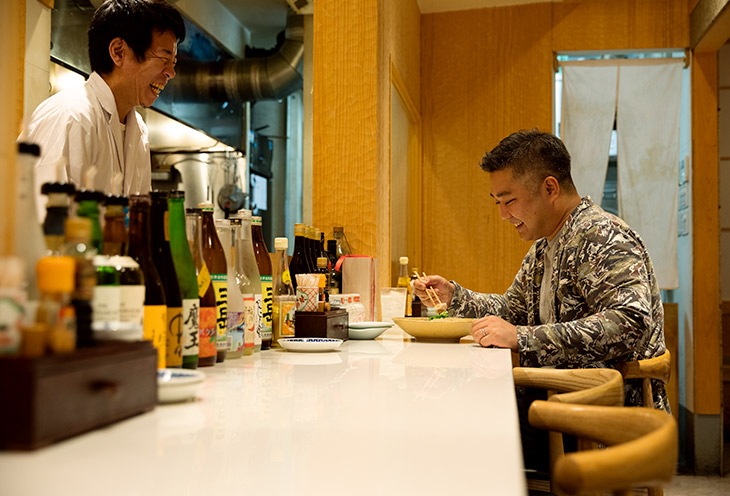 『ふるめん』料理長の濱田克博さん（左）と、こちらに足しげく通う田村シェフ（右）