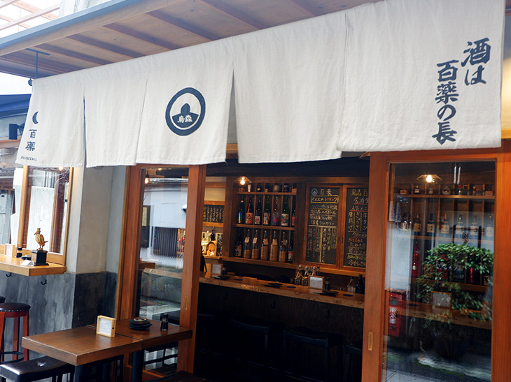 お店は新橋・烏森神社の参道にあります