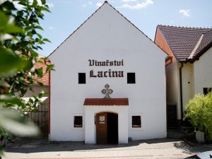 超キュートな、地下にセラーのある建物。『Vinarstvi Lacina』は現オーナーの祖父から続くワイナリーで、来年で100周年を迎える