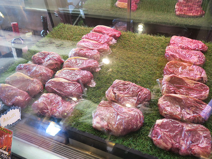 店内入り口のショーケースにウルグアイ産牛肉が並べられていた。船便で届けられる間にも熟成が進むそうだ