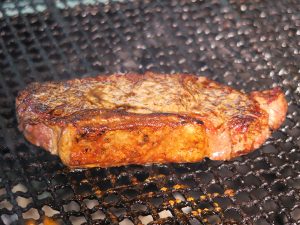 ブロンコビリーではステーキを炭火で焼いており、遠赤外線効果で肉の旨みをとじこめている。焼いている様子はライブカメラで映し出され、客席のTVモニターで観られる