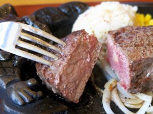 ミディアムレアで頼んだステーキを鉄板で焼き足しながら食べる。これだけあっさりしていれば300gは余裕で完食できる