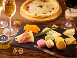 完売必至！ 東京駅で毎年人気の「世界の酒とチーズフェスティバル」が開催中