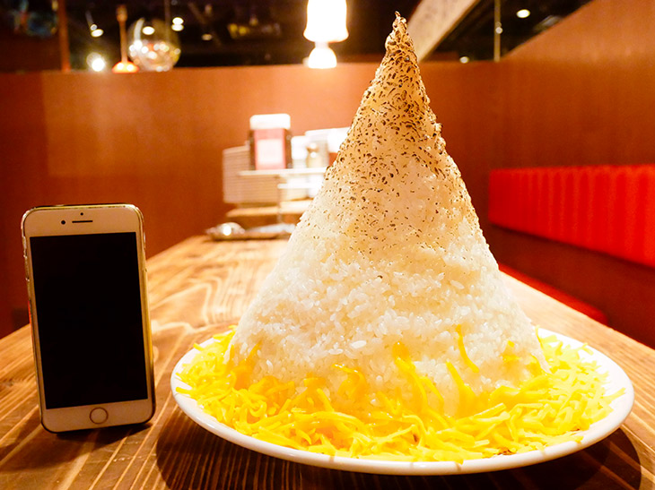 「FUJI盛り」3500円のライス。直径27cmの皿に高さ約26cm。ふもとにはチーズもどっさり