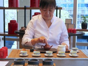 日本語が堪能な台湾人の茶師が説明しながらお茶を入れてくれる。単品茶だけでなく、3種類のお茶を飲み比べる利き茶セット（各3800円）が用意されており、「烏龍茶セット」「花香る烏龍茶セット」「台湾特産茶セット」から選べる
