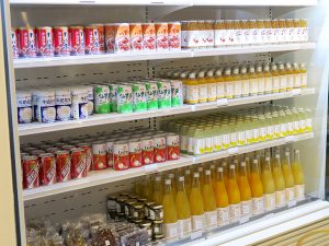 冷蔵庫内は輸入食品店のようなラインナップ。ほかにも、台湾の調味料や麺などが売られている