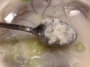 牛肉の旨味がたっぷり溶け出したスープは、旨味がスゴい。卓上の塩と胡椒、あるいはキムチなどで好みの味に調整していただきます
