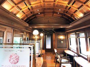 横浜～伊豆急下田間を運行する観光列車「THE ROYAL EXPRESS」。車窓からの風光明媚な景色と一流シェフ監修の料理が楽しめ、宿泊・観光を組み合わせた1泊2日の「クルーズプラン」もある