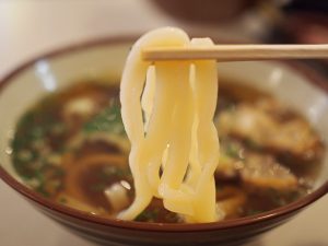 関西ではうどんは少し柔らかくして食べることが多く、「おうどん」と呼ぶ人が多い。京都出身の筆者はあまりかすうどんに馴染みがなかったものの、串カツ田中でそのおいしさに目覚めた