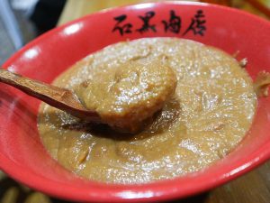 『佐野みそ亀戸本店』の宮澤さんが、数種類の味噌を「濃厚蟹らーめん」だけのためにブレンドしたという、特製味噌