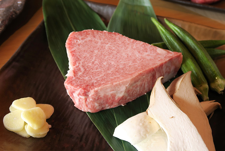 きれいなサシの入ったステーキは、わさびと塩で食べることで脂の旨みが引き立つ