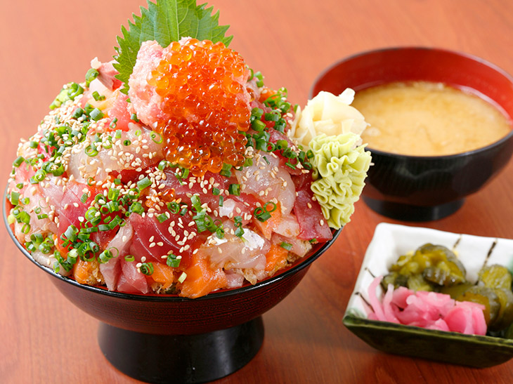 驚異のデカ盛り海鮮丼 埼玉 桶川 そうま水産 で1kg超えの 悪魔の漁師丼 最凶盛 を食べてきた Navitime Travel