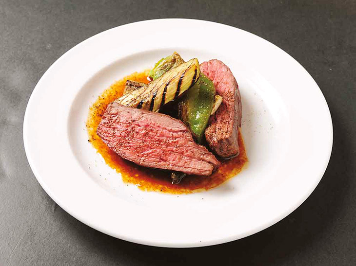オーストラリア産「牛肉のカイノミのステーキ」2500円は、フォンド・ボーのソースで