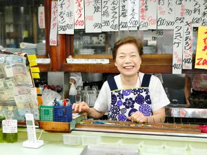 女将さんの石渡宏子さん「50年以上ここで立って商売していますよ」