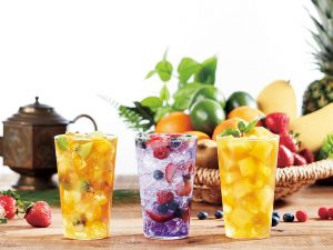 左「仙草ゼリータイティー」M 550円、L 650円、「ストロベリーミルクフラッペ」680円（Mサイズのみ）、「マンゴーティー」700円（Mサイズのみ）