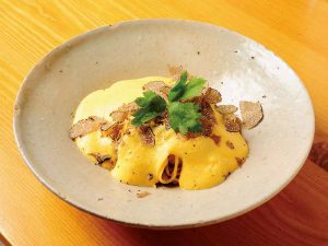 「タヤリン 熟レ鶏の卵黄ソース　サマートリュフ」1680円は、和の香りを連想させる味わい