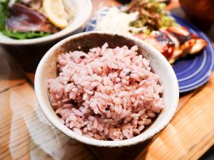 胚芽米や雑穀をブレンドした栄養価の高い「アス米」。お客さんの9割が注文するそうです