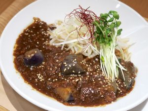 「秋茄子炸醤麺」（900円）は、お酢の酸味に唐辛子などのスパイスを合わせた、とろみのあるスープが特徴。もちもちの平打ち麺がスープによく絡み、台湾の屋台の味を思い出した