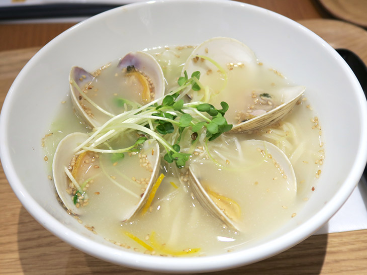 「柚子塩大貝湯麺」（950円）は、ホンビノス貝入り。大貝や貝柱の旨みが溶け込んだ鶏白湯スープに柚子のアクセントが効いている。秋冬限定メニューのひとつだ