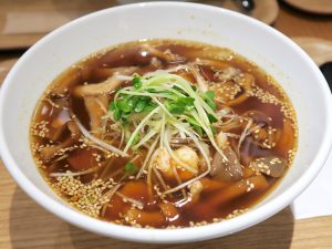 醤油ベースの汁そば「海老ときのこの台湾湯麺」（900円）は、スパイスも感じられて本格的。これも秋冬限定メニューとなっている