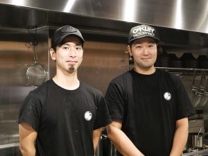 右が総料理長の坂祥太さん。左はシェフの樋口寛彰さん。二人は料理学校時代からの友人