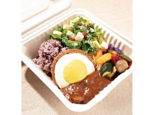 ハワイでは定番のプレートスタイルでいただく「カスタムデリプレート」（980円～／価格はすべて税抜）では、主食を黒米orキヌアから選べます