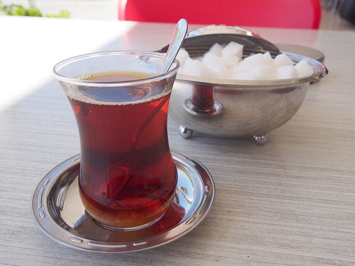 筆者がトルコを訪れた際に飲んだチャイ。濃く淹れた紅茶で、砂糖をたっぷり入れて飲む。ちなみにトルコではミントティーもよく飲まれている
