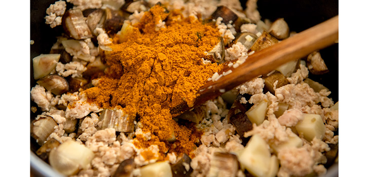 キーマカレーは具材を軽く炒めた後にカレー粉を入れ、しっかり混ぜ合わせると味がよくなじみます