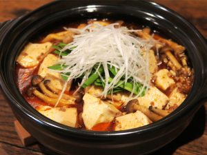 シンプルな「クリアアサヒ鍋」は、「CookDo 四川式麻婆豆腐」を使用。旨辛な鍋が簡単に作れる