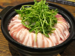 もやしや春雨、豆苗などヘルシーな食材と豚肉を組み合わせた「ダム型クリアアサヒ鍋」。こちらも味付けにCookDoを使用している