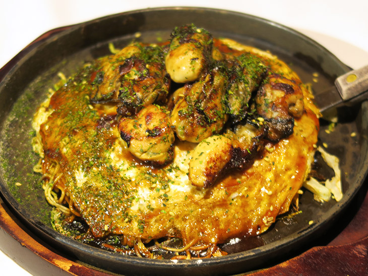 『広島お好み焼 鯉々』では、お好み焼きに牡蠣を山盛りに載せた「マシマシ牡蠣」（2500円）を提供