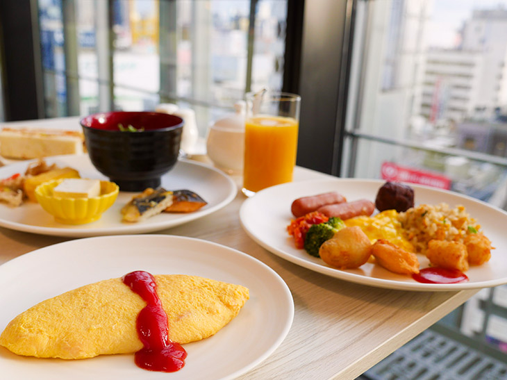 大阪・なんばの街並みを眺めながらの優雅な朝食を楽しめる