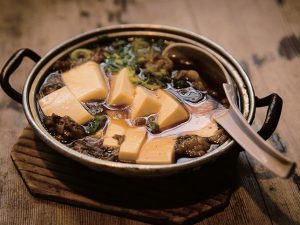 和牛のすじ肉で作る「肉豆腐」550円。代々注ぎ足す汁で仕立てる甘辛い味