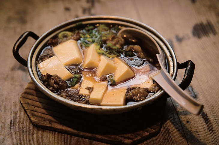 和牛のすじ肉で作る「肉豆腐」550円。代々注ぎ足す汁で仕立てる甘辛い味