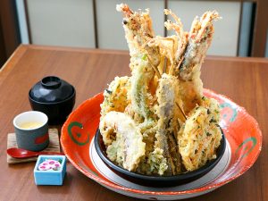 「スペシャル超天丼」4212円（2019年4月取材時）。こんなに真っ直ぐな天ぷら見たことない！
