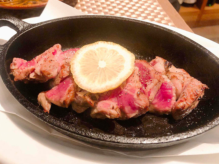 「いきなりラムステーキ」980円。シンプルな味付けだからこそ肉の旨さがわかる