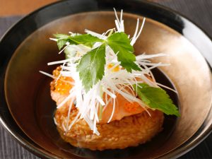 昆布〆にした赤魚のカルパッチョや季節のアヒージョ、焼きおにぎり茶漬けなどの料理8品を提供
