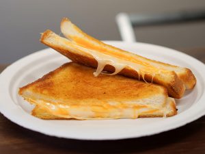 「グリルドチーズサンド」（目玉焼きとベーコンが付いて800円）。実はこちらも映画『シェフ』に登場したメニューで、バターとチーズがとろける美味しさ。子どもたちも大好きなメニュー