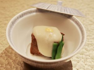 バラ肉の角煮にじゃが芋の餡をかけた、村田シェフの和のひと皿